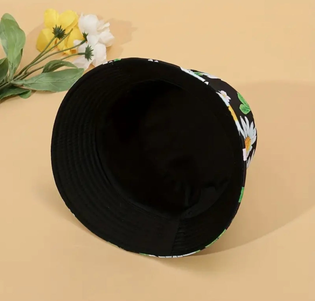 REVERSIBLE DAISY BUCKET HAT