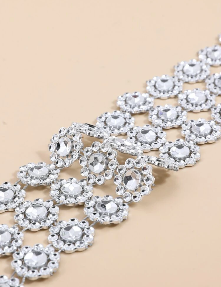 RHINESTONE FLOWER CHOKER