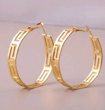 Load image into Gallery viewer, SUNDARA HOOP EARRINGS
