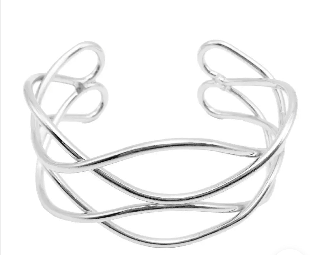 LAYERED HOOP EARRINGS & TWISTED CUFF BRACELET SET